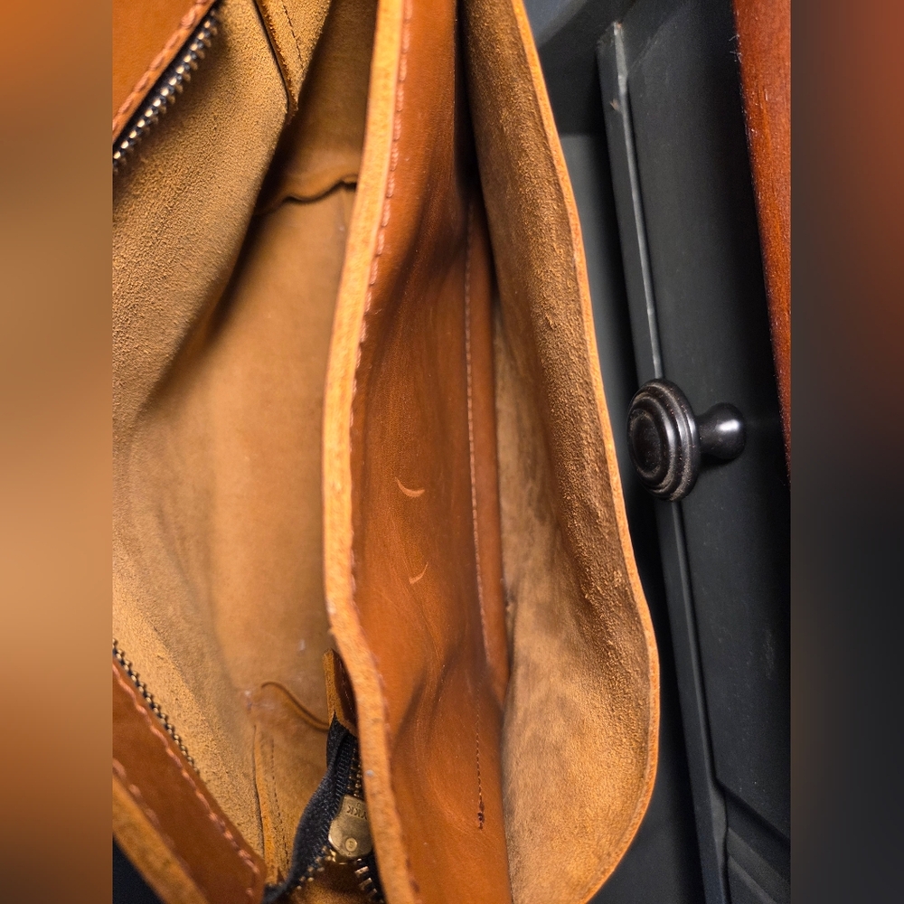 Portland Leather Tan Shoulder Bag - Picture 15 of 16